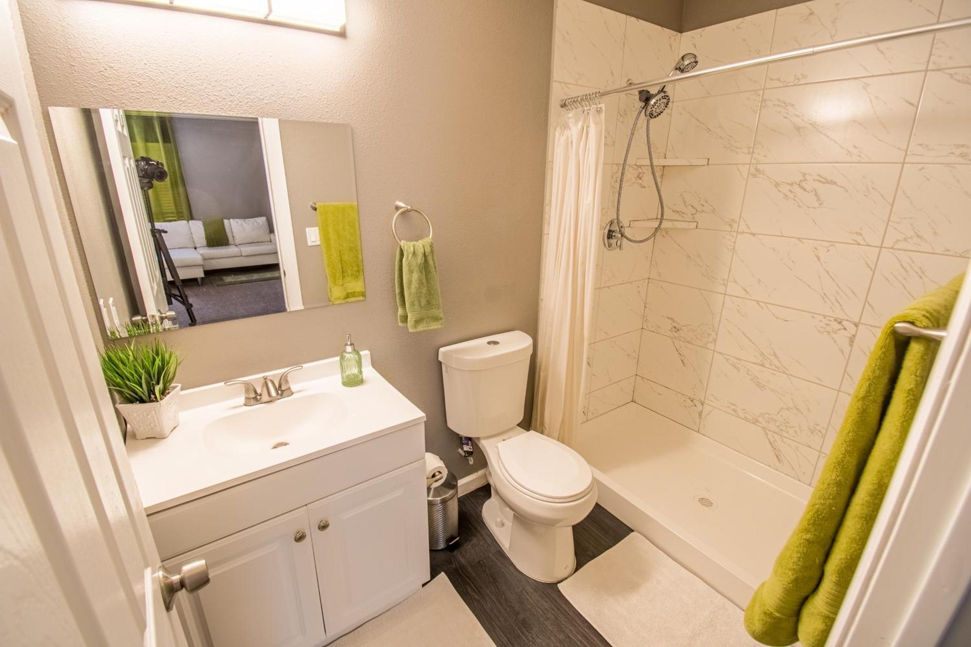Spacious 2-Bedroom Townhouse With Pool & Private Patio In Central 拉斯维加斯 外观 照片