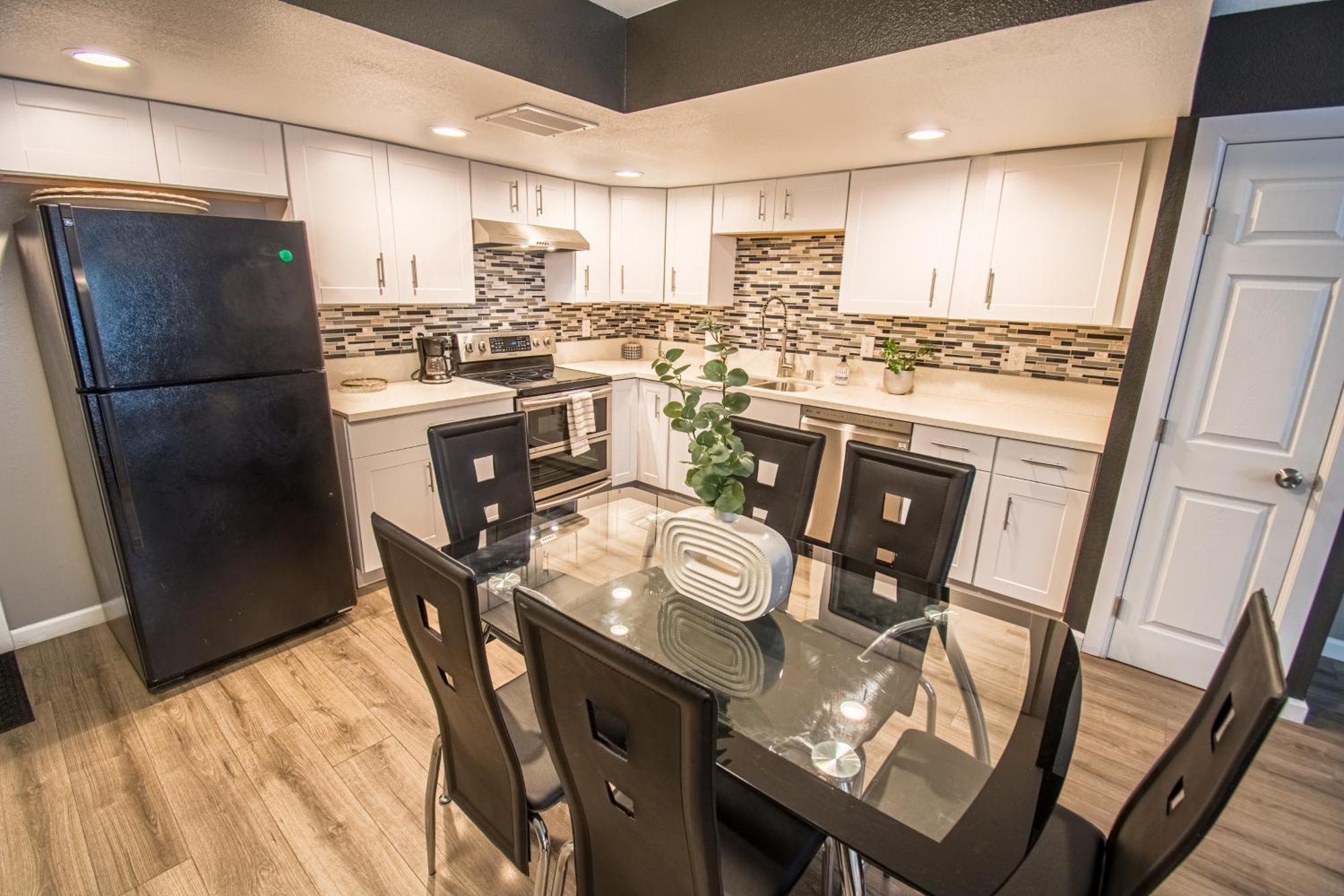 Spacious 2-Bedroom Townhouse With Pool & Private Patio In Central 拉斯维加斯 外观 照片